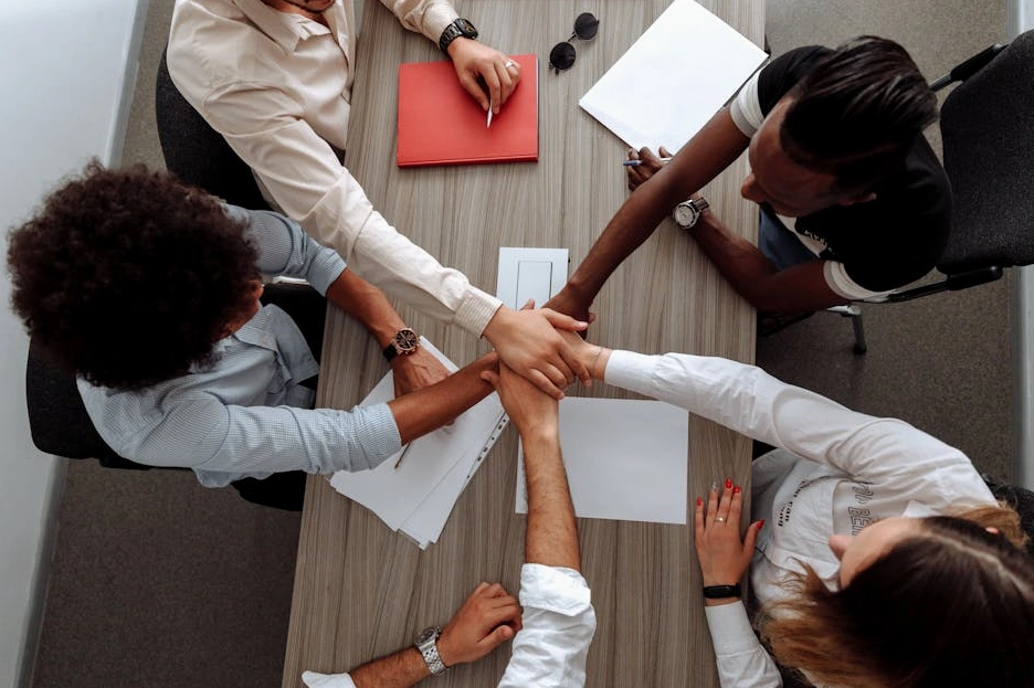 Il team di Iron Will durante una sessione di brainstorming strategico